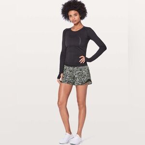 Lululemon‎ Hotty Hot Short II Long 4" Liquid Platinum Alpine White Black sz4